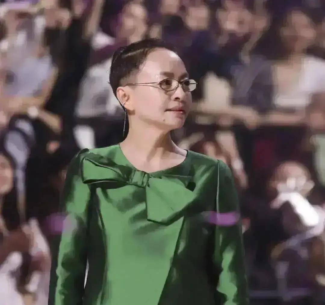 彩排前30秒改词！赵本山一句薅羊毛，宋丹丹当场懵，灯光师把追光打到天花板，