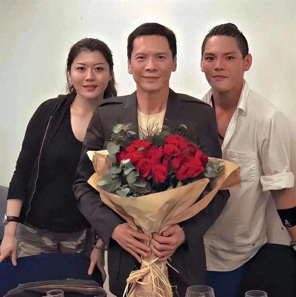 无论向华强夫妇和女儿以及小儿子的关系如何，但向佐说自己和他俩的关系都很好。同