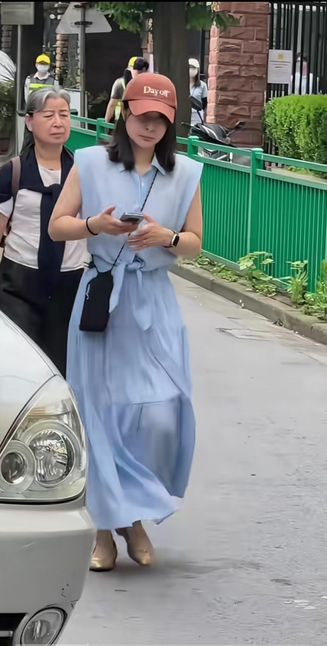 郭晶晶，裙子有些长了，感觉还是裤子更适合她。