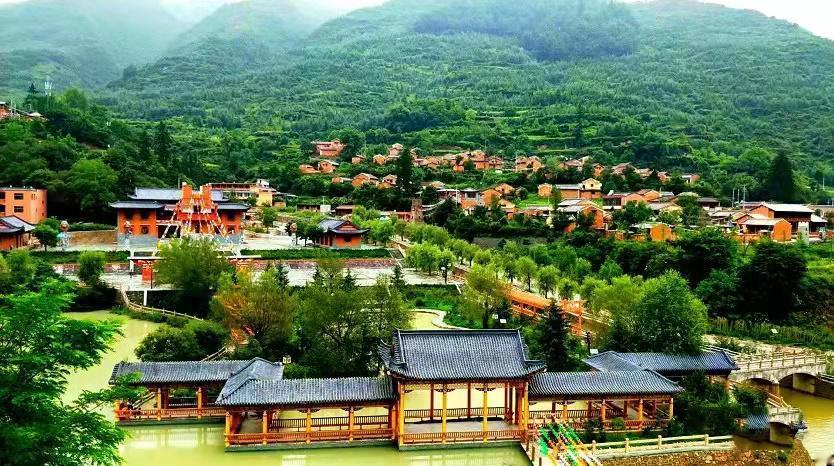 千年羌韵，山水留芳——鹿仁羌寨漫记今天上午，我们同行老友一起探访深藏官鹅河
