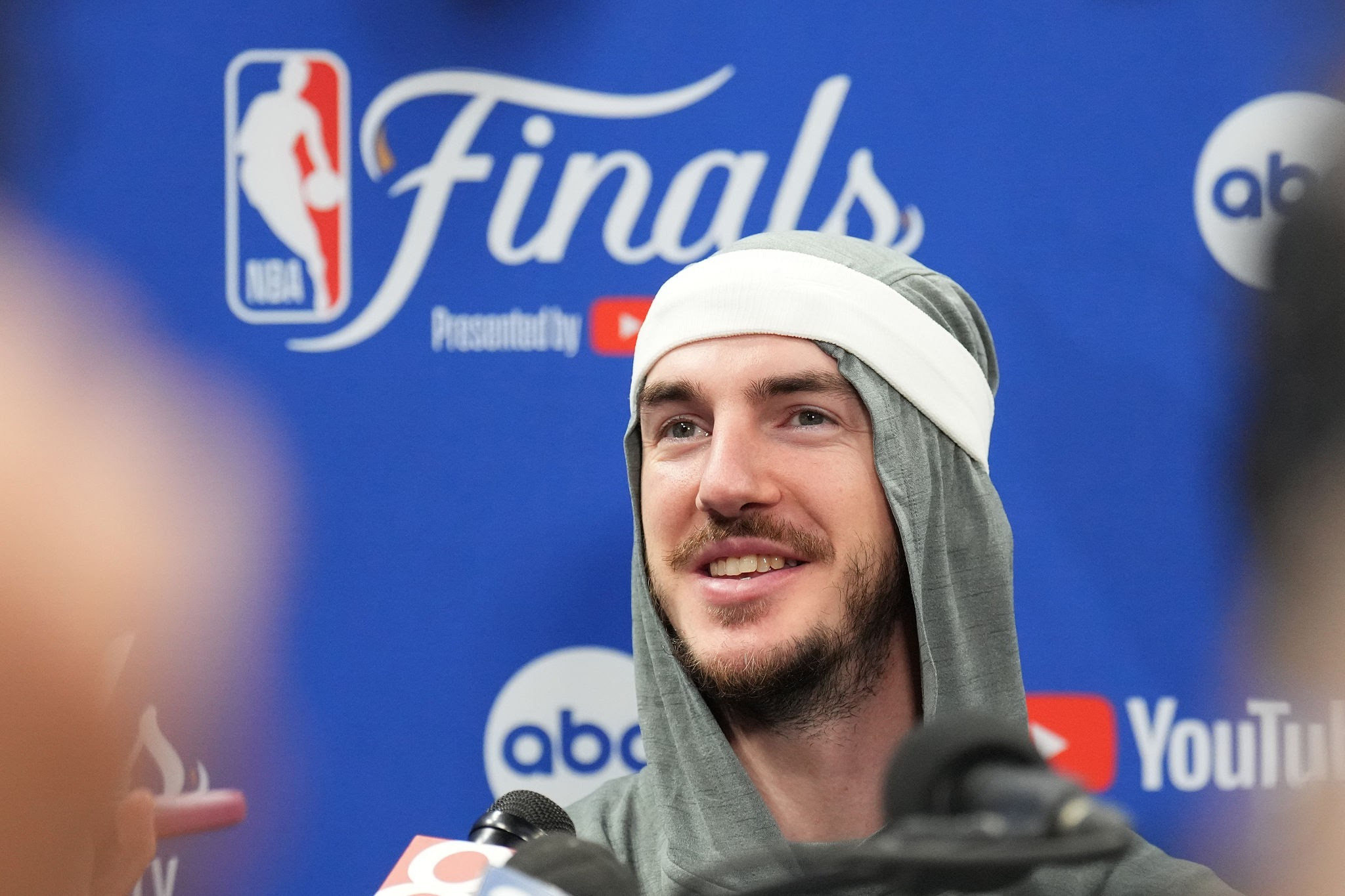 NBA新王登基卡鲁索夺得了生涯第二次总冠军。据统计，2020年以来，仅有三位球