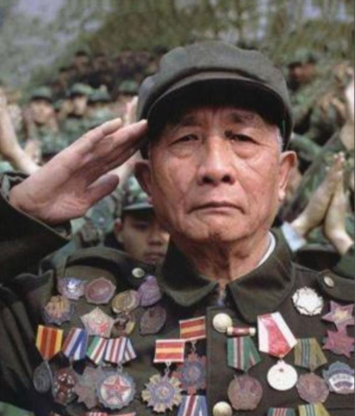 1994年，一个叫冬妮的人来到志愿军第47军“调查”自己的父亲，可是查遍了资料也