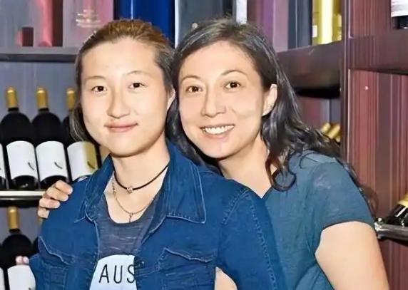 成龙，连夜冲上热搜。7月15日，72岁的成龙，冲上热搜，关于私生女传闻，吴绮