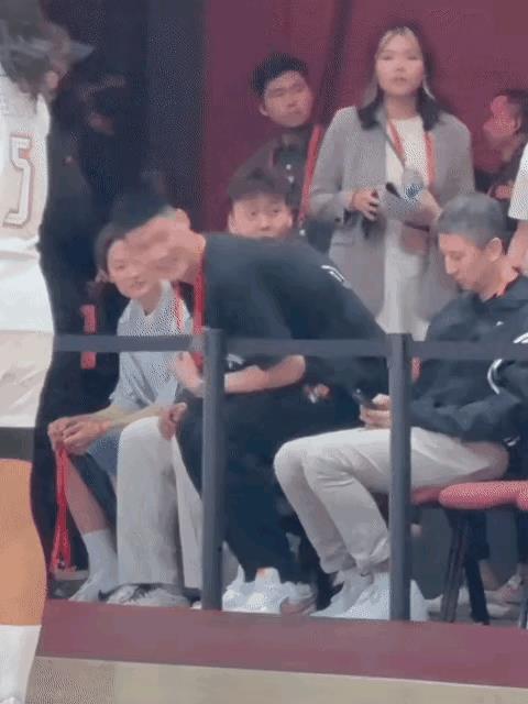 对于赵睿打扰杜峰这个事我再重申一下我的观点。事情是这样的，在耐高决赛比赛场边赵
