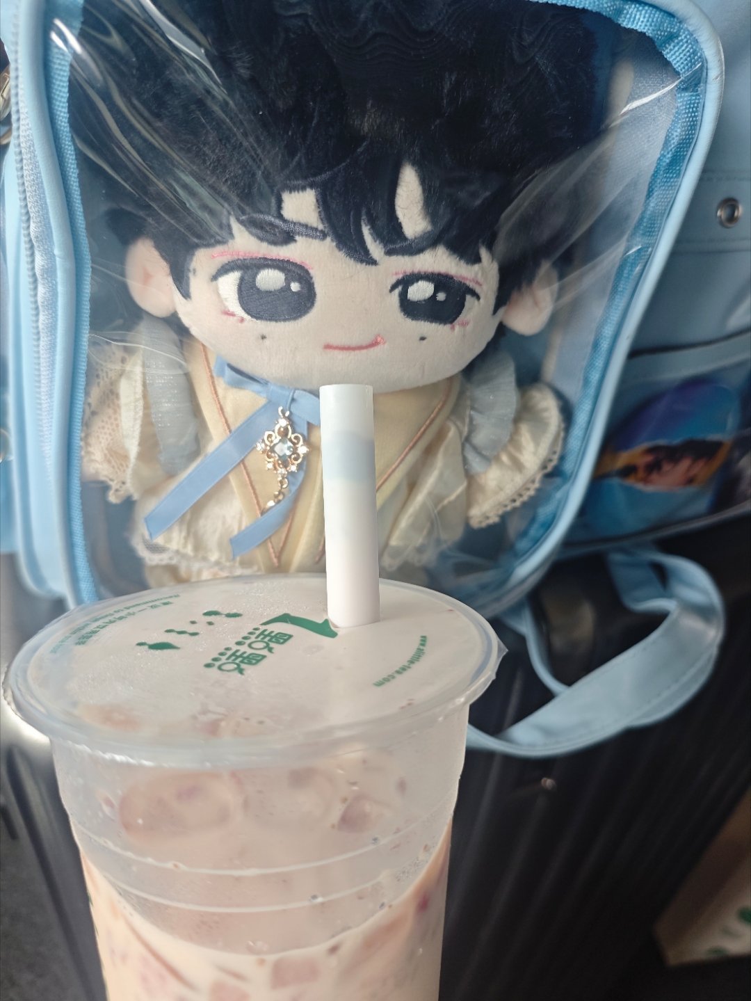 小孩怎么还偷喝大人奶茶！