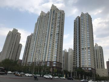 前两天在茶水间听老张说：“咱公司前两年差点黄了，工资拖了俩月，连打印纸都省着用。