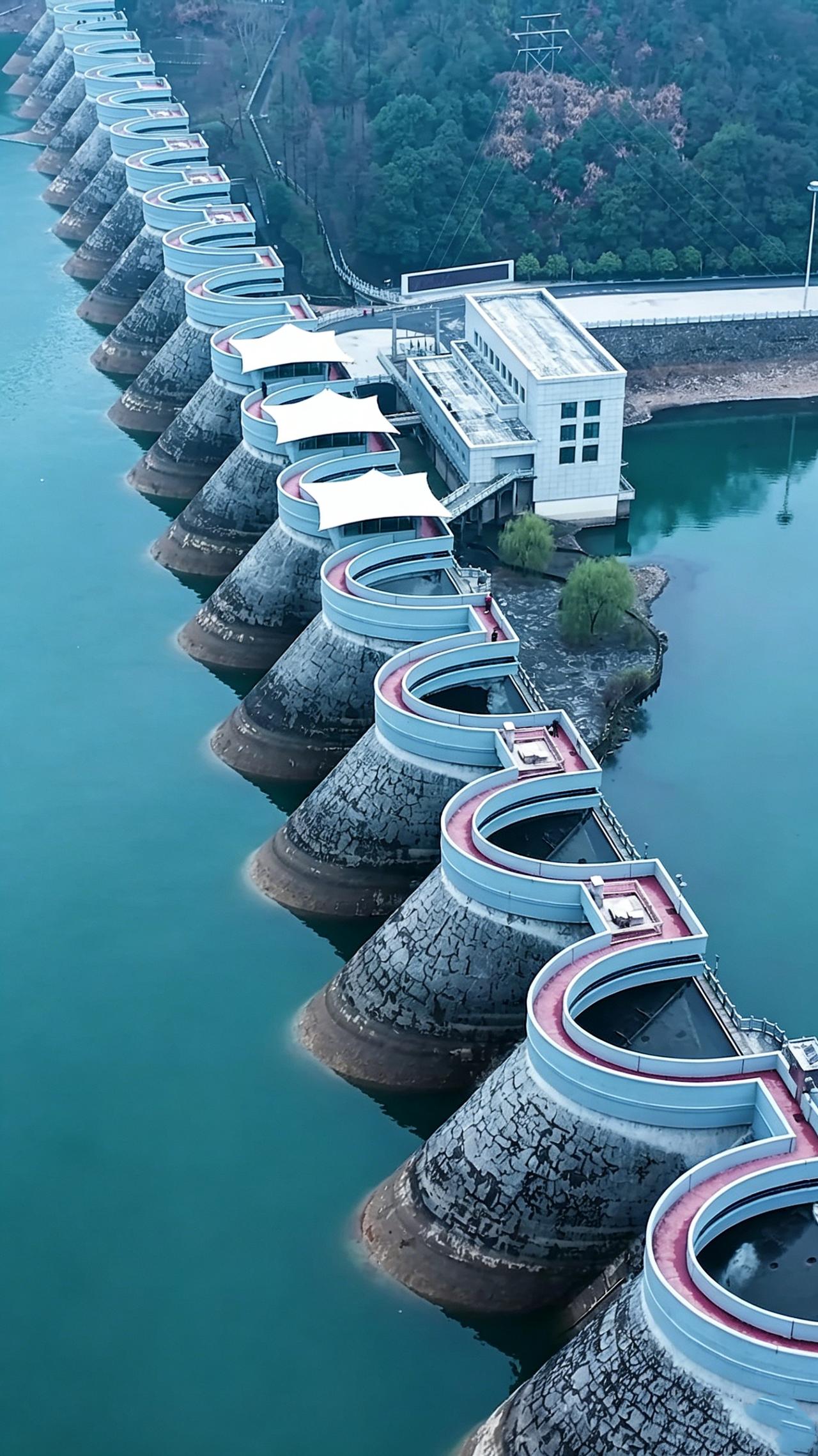近距离感受一下佛子岭水库的壮观场面，修建于1952年75.9米高的钢筋混凝土连拱