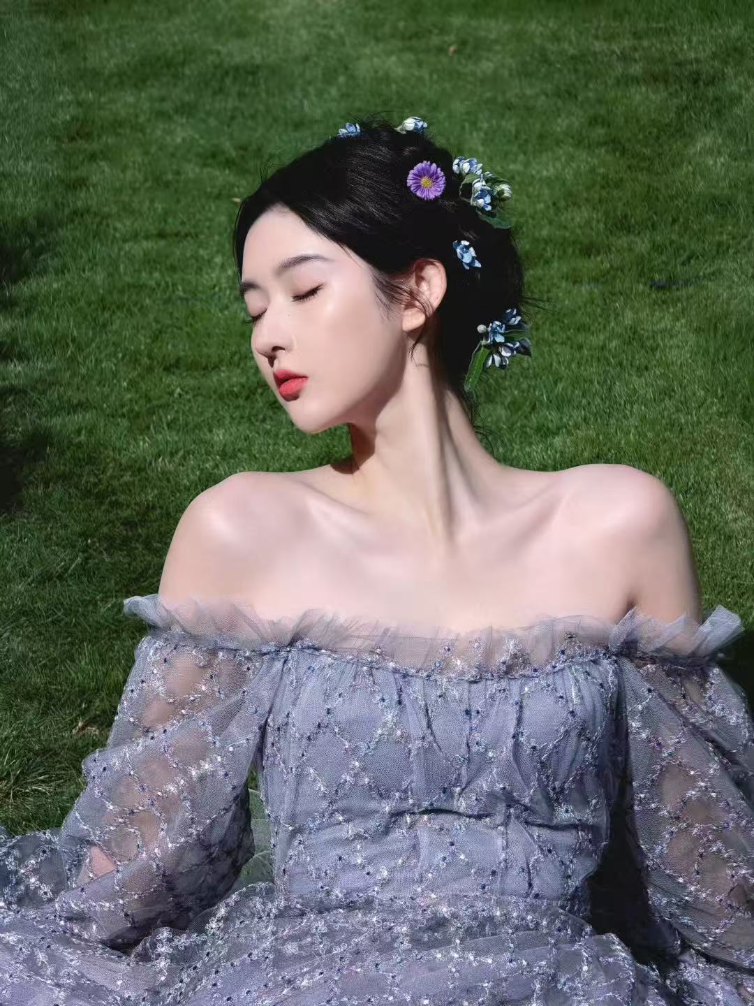 王玉雯紫色一字肩连衣裙​​​这个王姐美的好超过！！！花仙子本人了！​​​