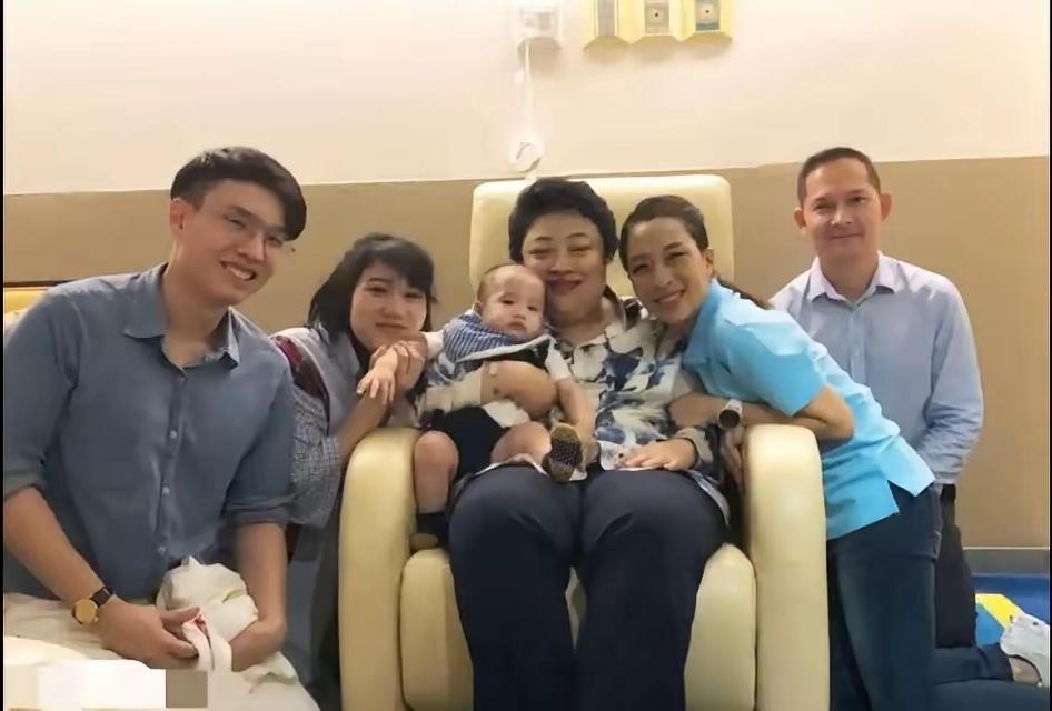 泰国公主帕虽然没有结婚，但是她母亲颂妃早已经接受这个姑爷子了。平时帕公主带着男友