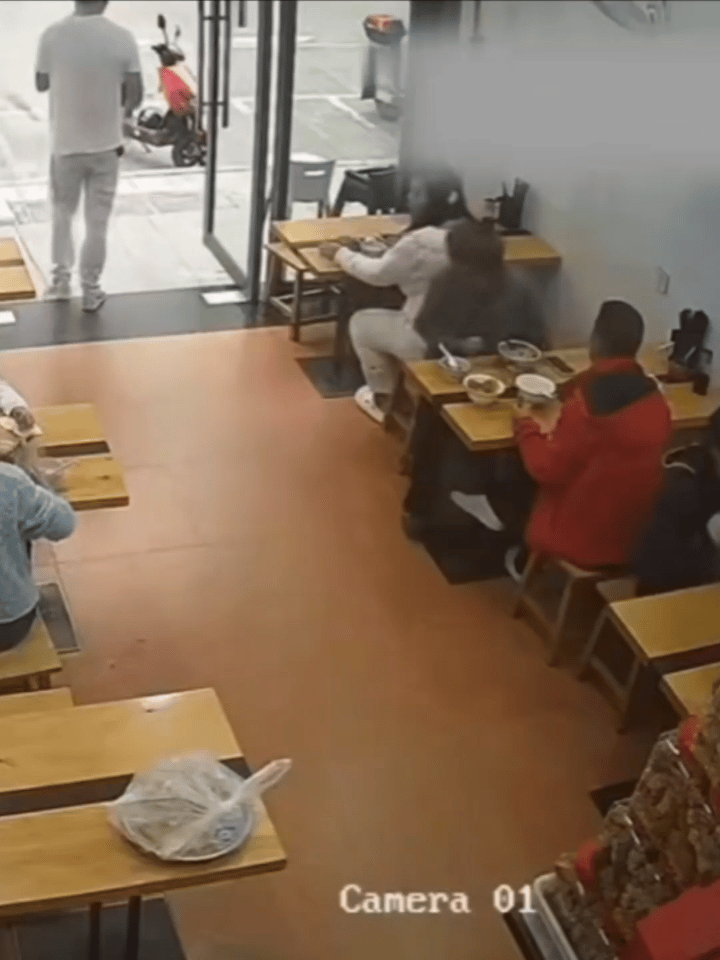 杭州，一家面馆，女子一个人占了两根板凳，小伙子礼貌提醒，结果女子直接火了，端起自