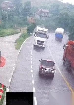 那一瞬间，大货车司机根本没想踩刹车，也没想打方向。他选择的，是直接撞上去。是