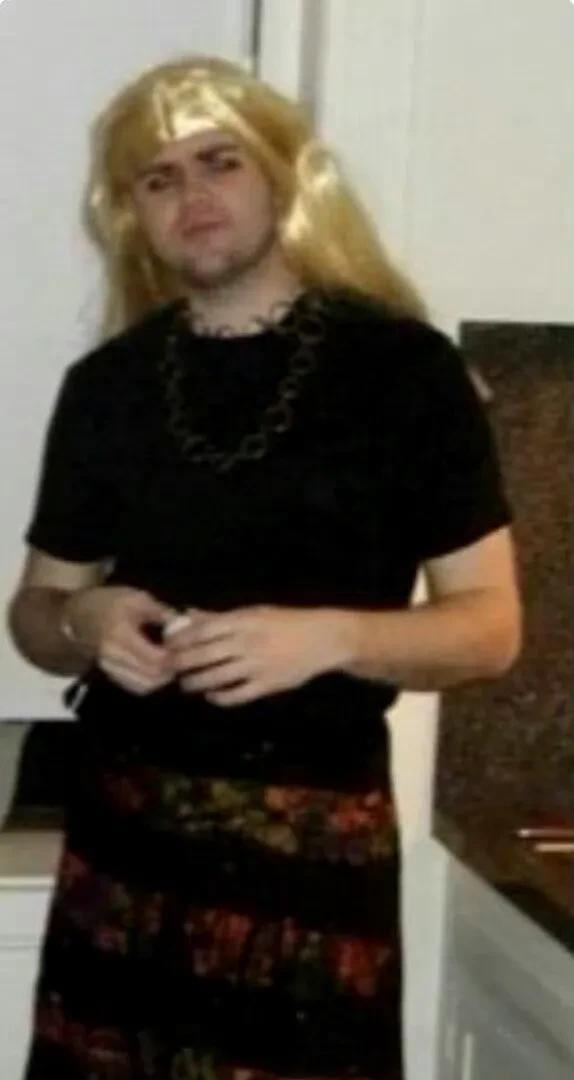 如果手机里面有这样真实的万斯照片，那么会不会被美国立即驱逐呢？[大笑]消息来源
