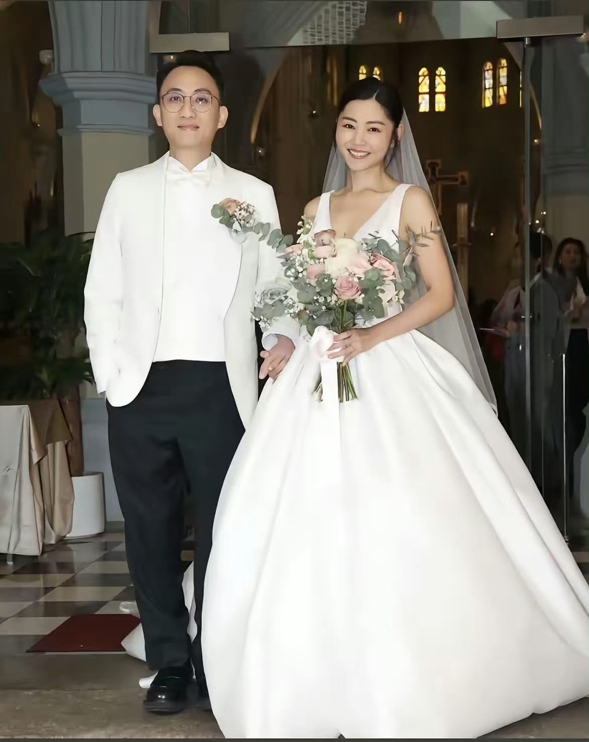 卫诗雅的老公周祉安虽然不是圈内人，经济实力相当雄厚。属于事业有成的高收入专业人士，和卫诗雅结婚，该有