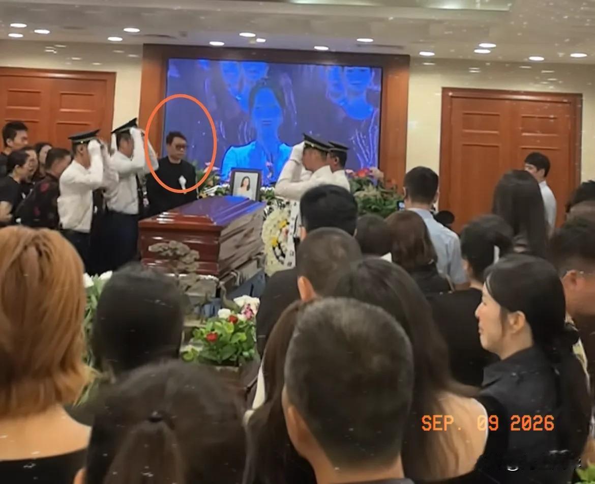 龚爽灵堂内部照曝光！工作人员将棺木缓缓盖上，老公何嘉炜站在一边目送送去火化的时