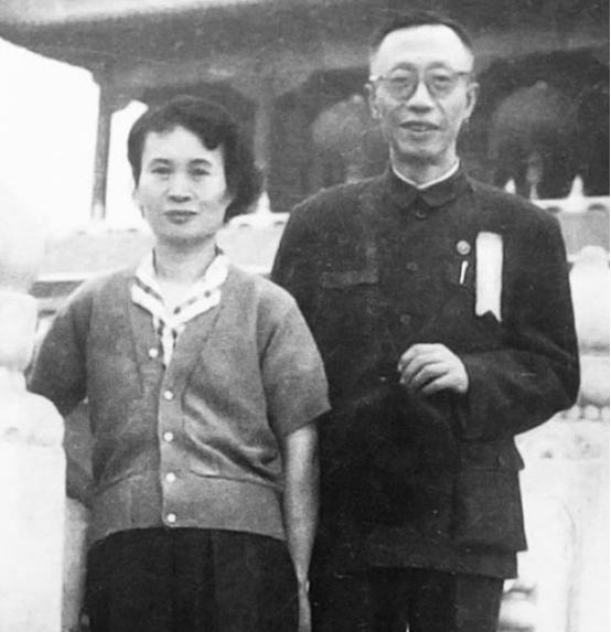 1962年，56岁溥仪迎娶38岁女护士李淑贤，新婚之夜溥仪开着100瓦的灯泡，接