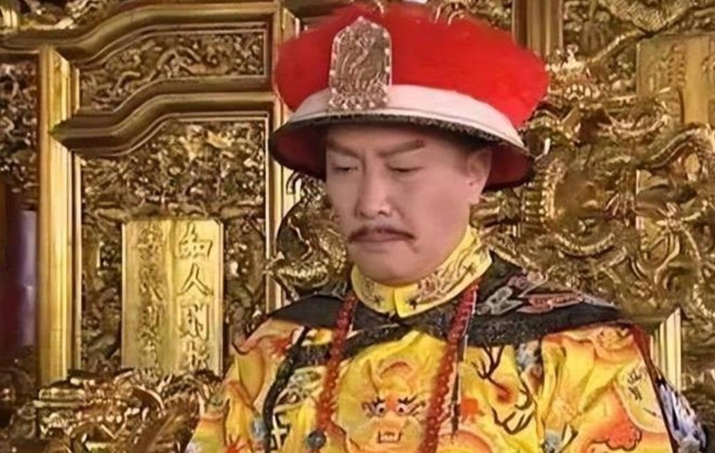 1751年，乾隆扮作书生去考状元，主考官嫌他字丑丢卷子。刘墉捡起一看：大人，这字