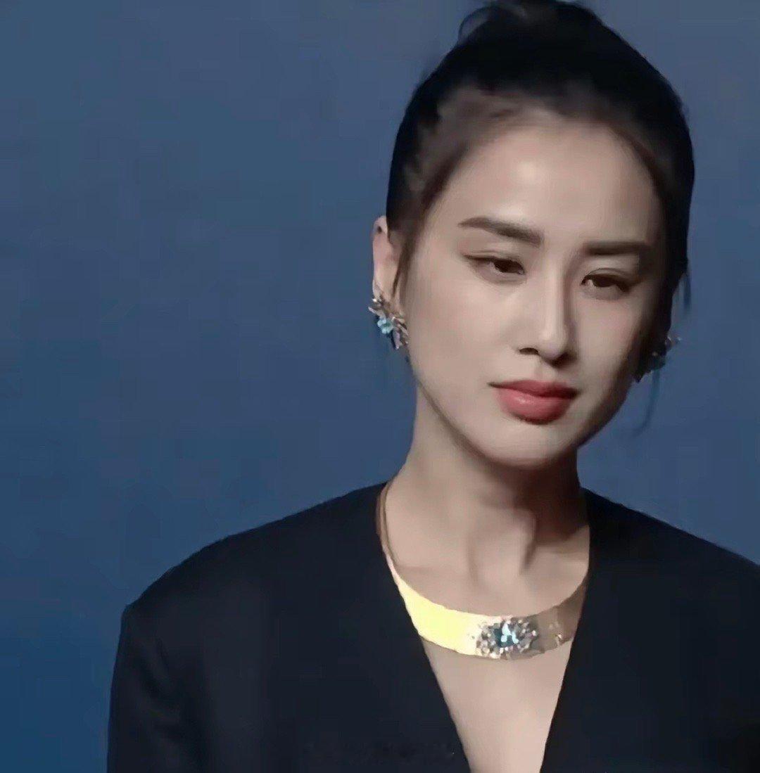 事实证明，真正抗老的是长脸，而不是圆脸。看黄圣依这脸型和骨相，都没有法令纹​