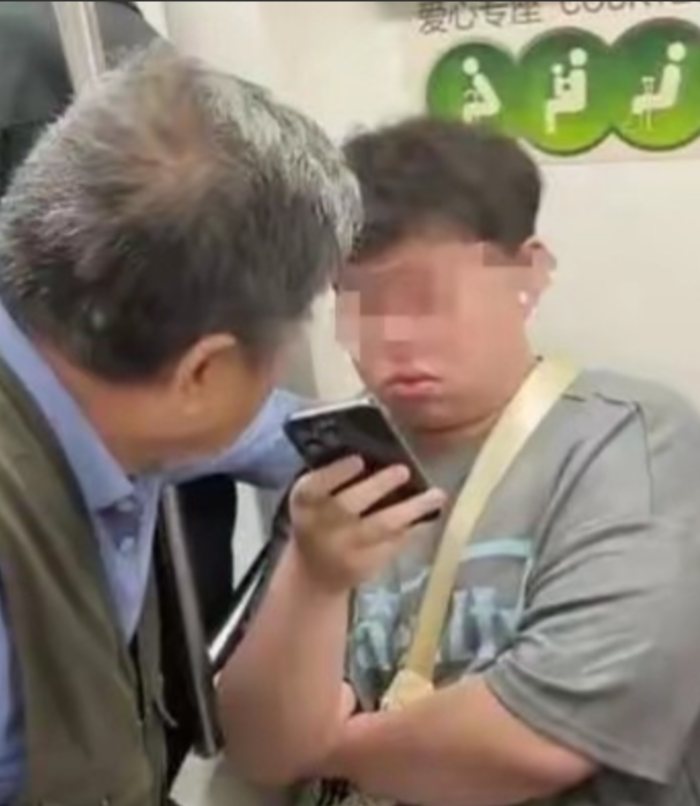 “如不严惩，天理难容！”上海地铁，一小伙坐在爱心专坐上，老人让小伙给自己让座，小