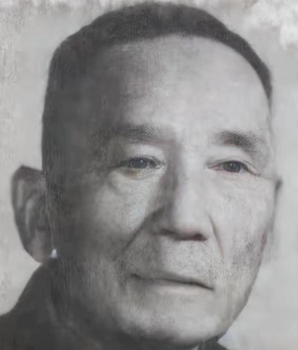 1950年，军长刘万春接到通知到北京参加会议，刚下车就看到几名全副武装的警卫战士