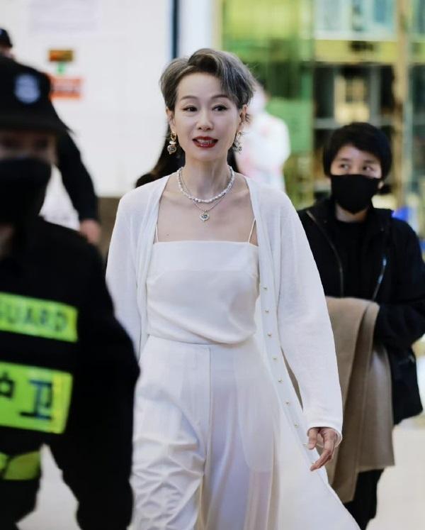 今天叶童在录制浪姐的时候穿了一身白色的衣服，整个人显得格外年轻。叶童里面穿白色