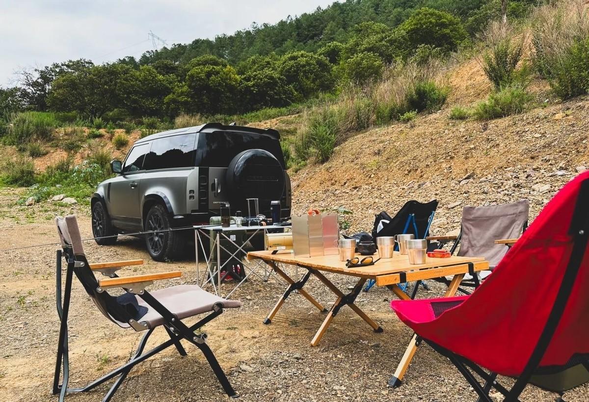 我认识一个做生意的老板，手上有800多万存款，现在啥也不干了。老板今年50岁，做