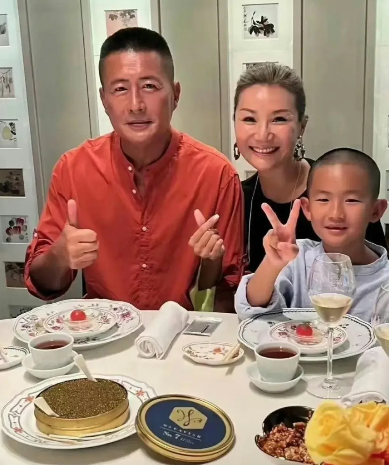 61岁的高曙光和妻子儿子在泰国定居！泰国的自然环境优美，气候宜人，难怪这么多人选