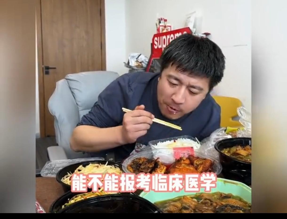 张雪峰直播时曾经开玩笑说，他在其中一家银行的存款就有两个亿，如果往后女儿想去哪个