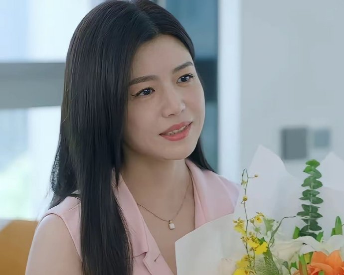 化妆师是不是在整蛊陈妍希，给她画这样的眼线。​​​