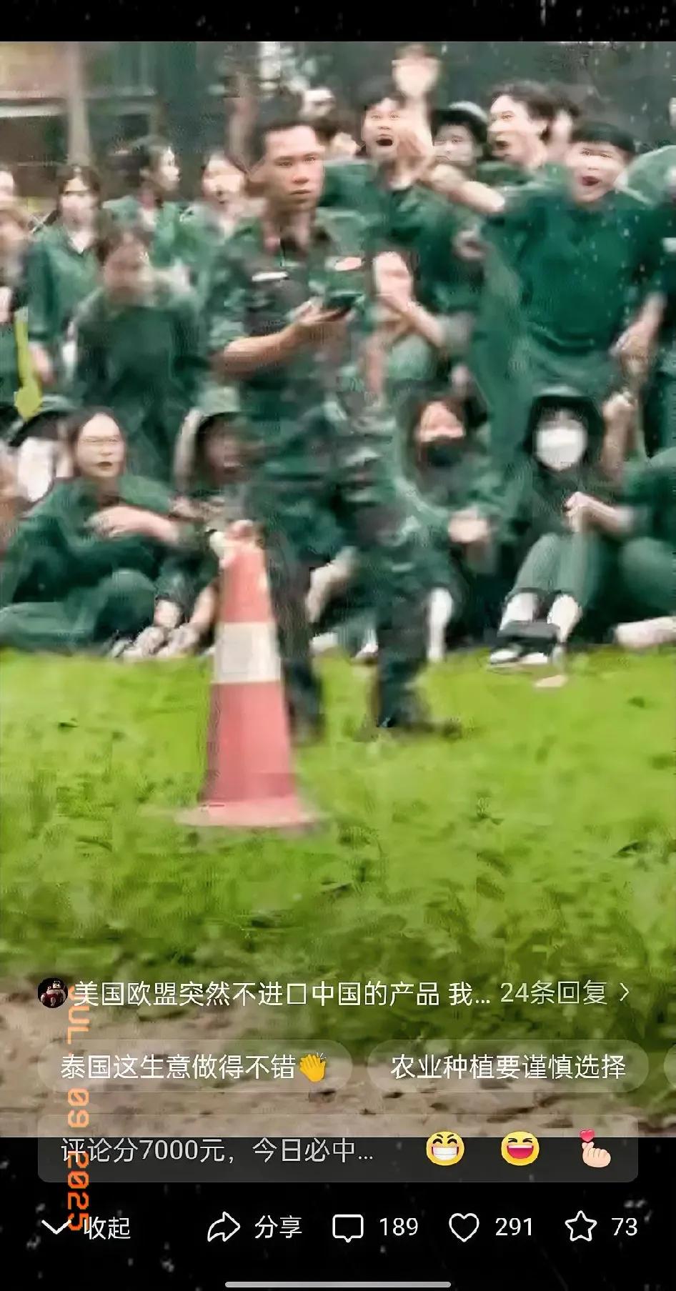 越南榴莲商急了。刚火了大半年，谁想得到，中国海关一纸新规就让几万吨果子卡在口岸。