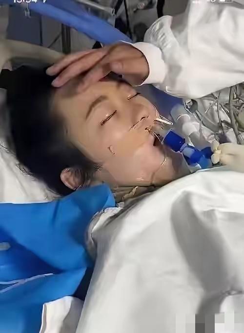 泪目！河南21岁女孩病危，临终前死死抓住父亲的手，说出自己最后遗愿，父亲当场跪地