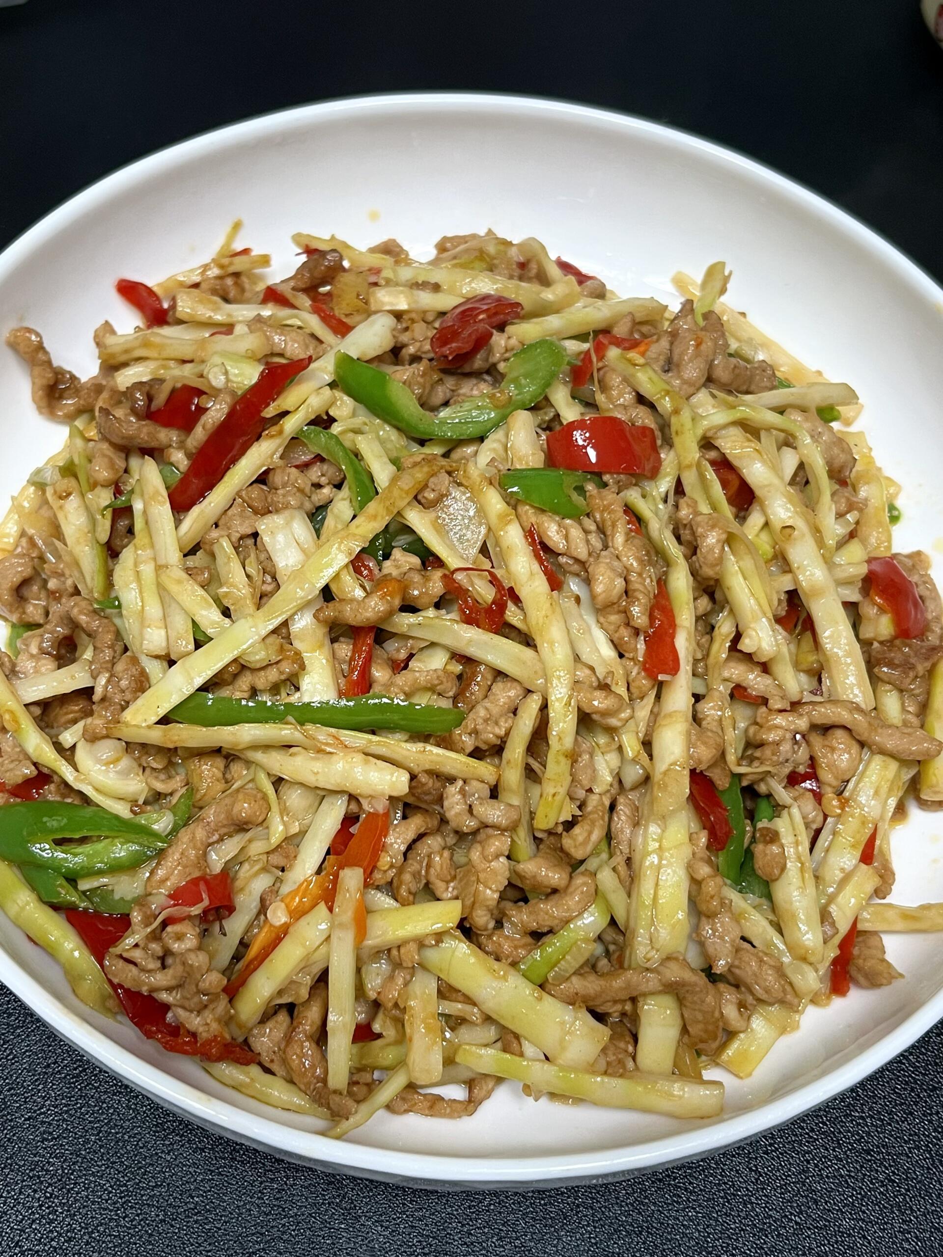 春笋丝炒肉，酸辣鲜嫩香到跺脚！家人们谁懂啊😭挖到春日限定下饭硬菜，春笋丝炒