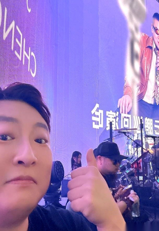 你说你“非要唱”。那我就“非要听”。一张后台的自拍，就说明了一切。小岳在成