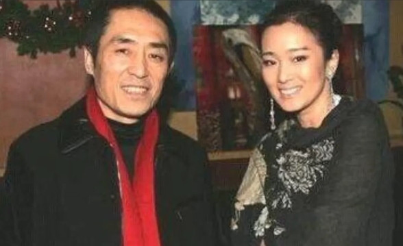 1997年，张艺谋因父亲去世而回家乡奔丧，结束后女儿张末含泪说：“爸爸，我希望你