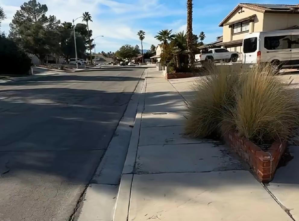 刚刷到在美国作直播的华人青年直播，他说的好几个和我们国内不同且非常值得注意事关保