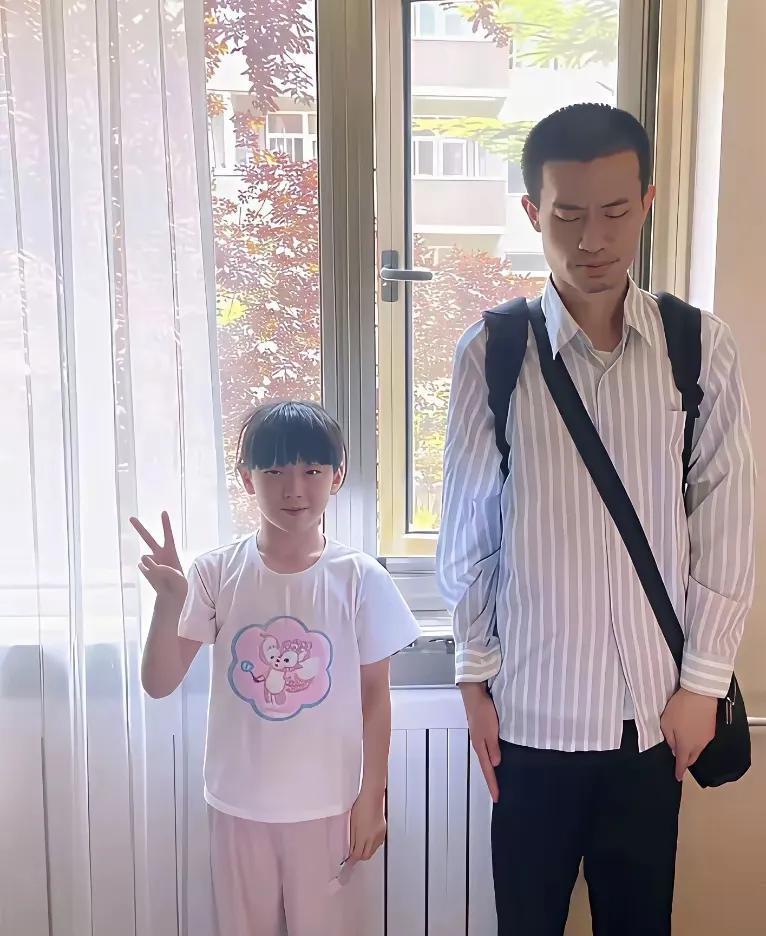 韦东奕的眼睛是家族遗传啊，感觉不管男女都长一双眼睛啊，不过感觉不管男孩、女孩都挺