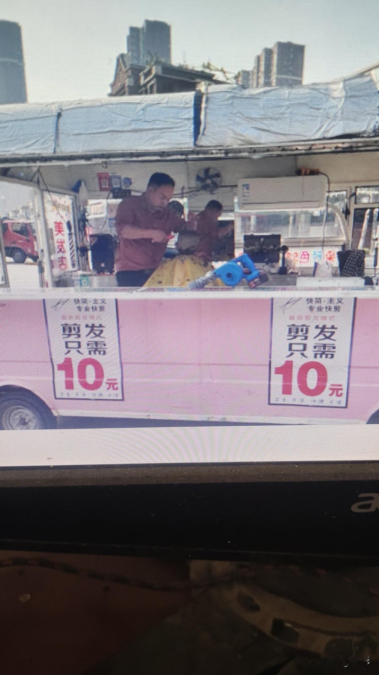 今天中午的时侯,浏览网页,看到九派新闻报道的武汉街头出现10元移动理发车,非常惊