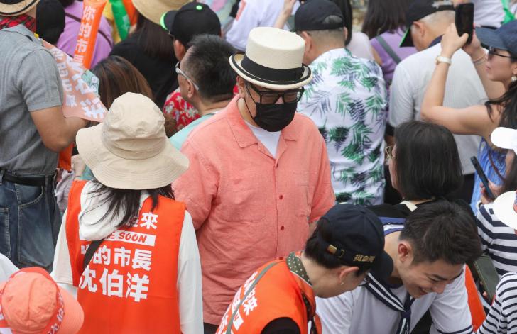 2026年10月4日，台北一场竞选总部成立大会引发巨大争议，知名主持人蔡康永现身