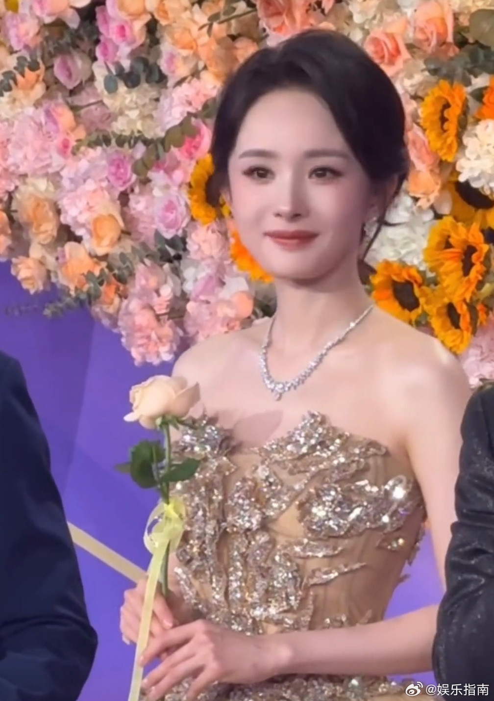 杨幂百花奖红毯直拍，公主款款而来，美得毫不费力！