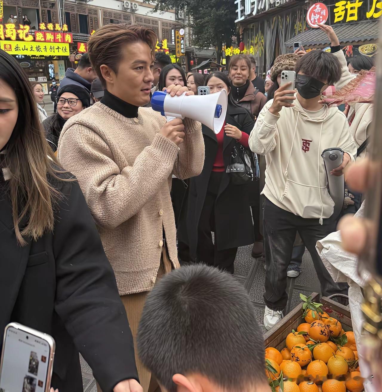 吴克群这衣服不是女装吗？看起来真的缺少阳刚之气，但是又感觉很洋气。吴克群在街头