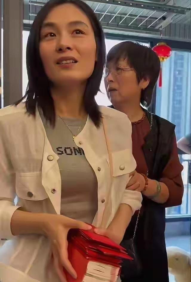 瑾汐不忍了！公开发声说，爸妈他们都很好，是我不好，我的错网友说，既然三哈