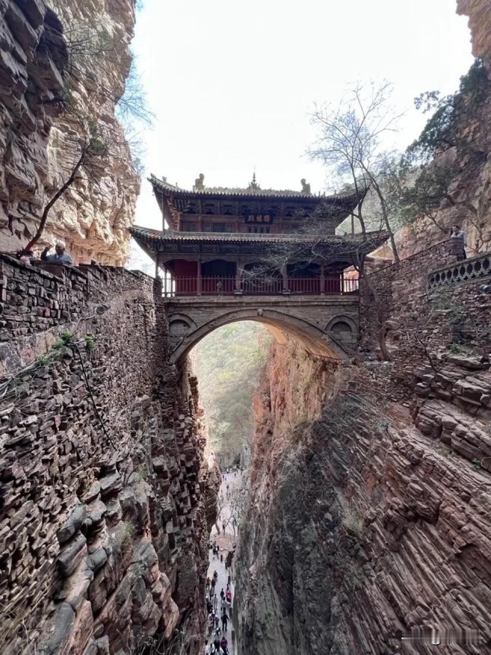 中国唯一悬崖上的“飞来寺”——苍岩山的桥楼殿，建于一座15米长的石拱桥上，悬于峡