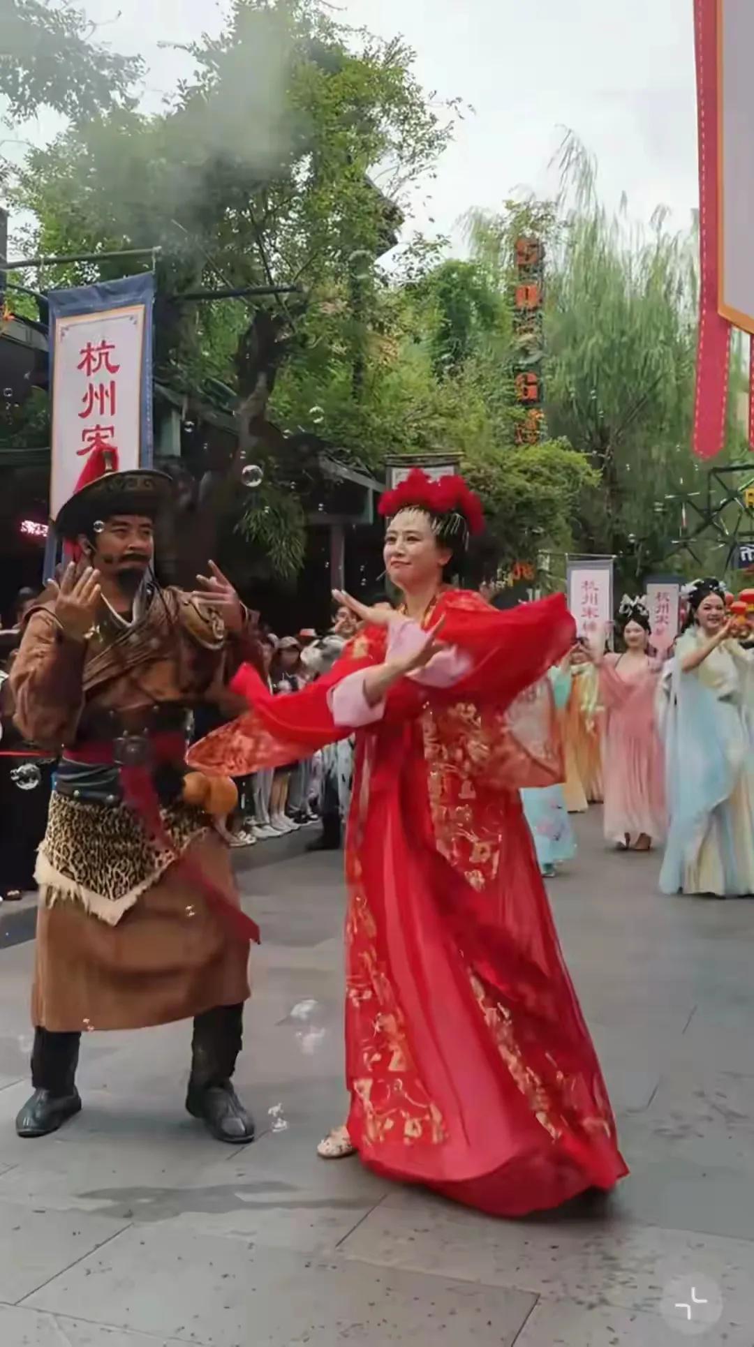 翁虹杭州古城游玩，穿红色古装戏服街头跳舞，还是那么妖娆妩媚！57岁的翁虹这一身