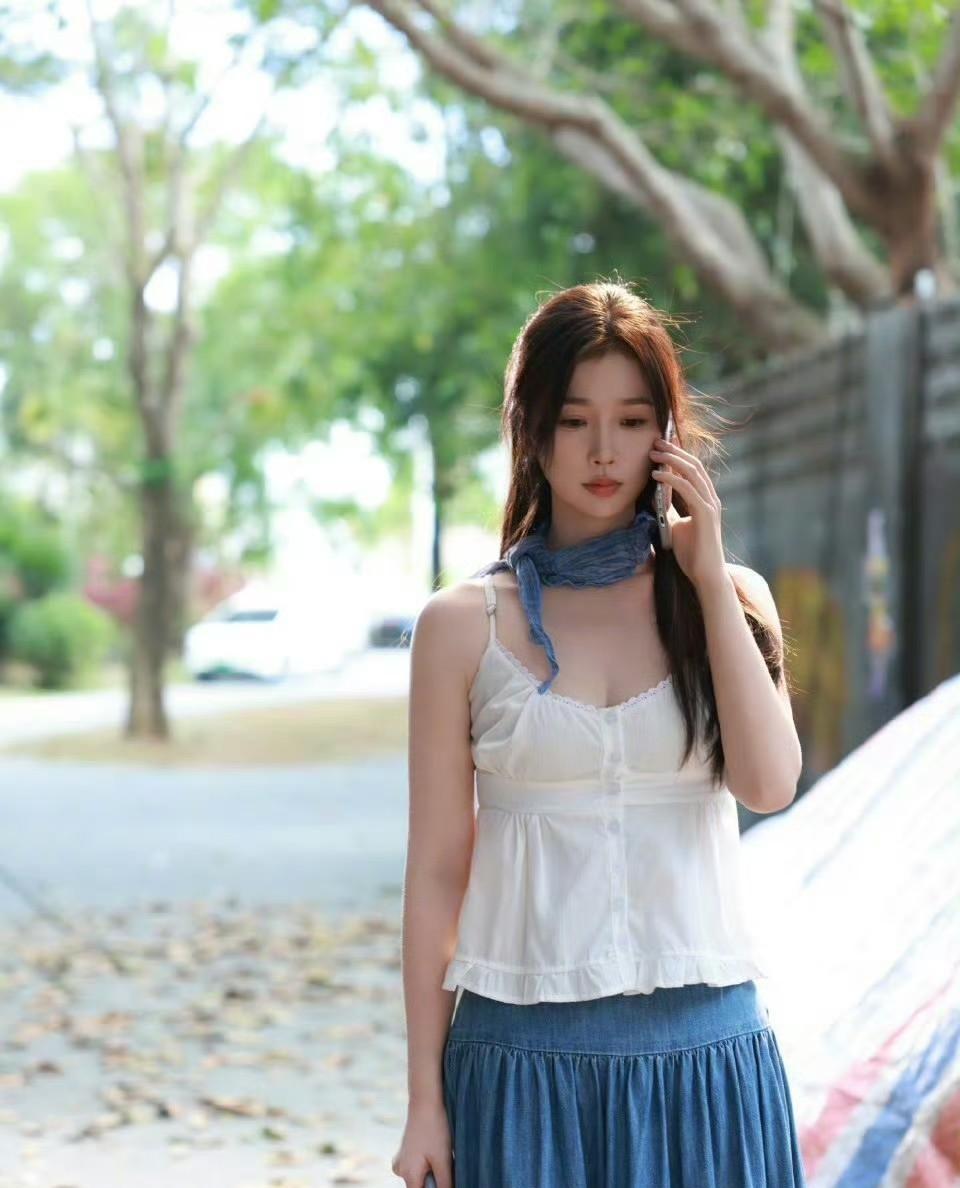 《双轨》大结局把服务器挤崩那晚，我正陪爸妈吃宵夜，手机弹出“系统繁忙”，干脆放下