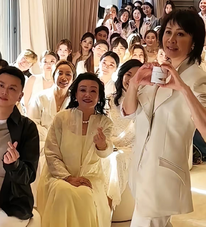 张兰真的放下了马筱梅带娃回京无人迎接，张兰不再围着儿媳孙子转。这次她全程隐身