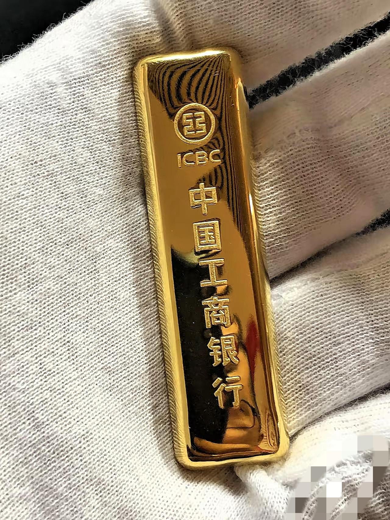 在银行干了20年的叔叔偷偷说，手里有30万真别死存银行，现在买黄金根本不是赌