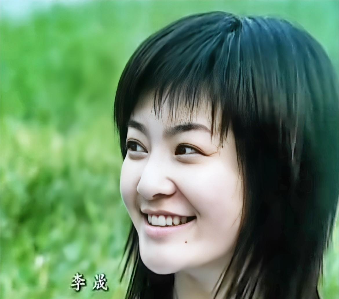 时隔多年，我感觉我好像错过了什么！李晟是何炅《栀子花开》MV的女主！李晟在