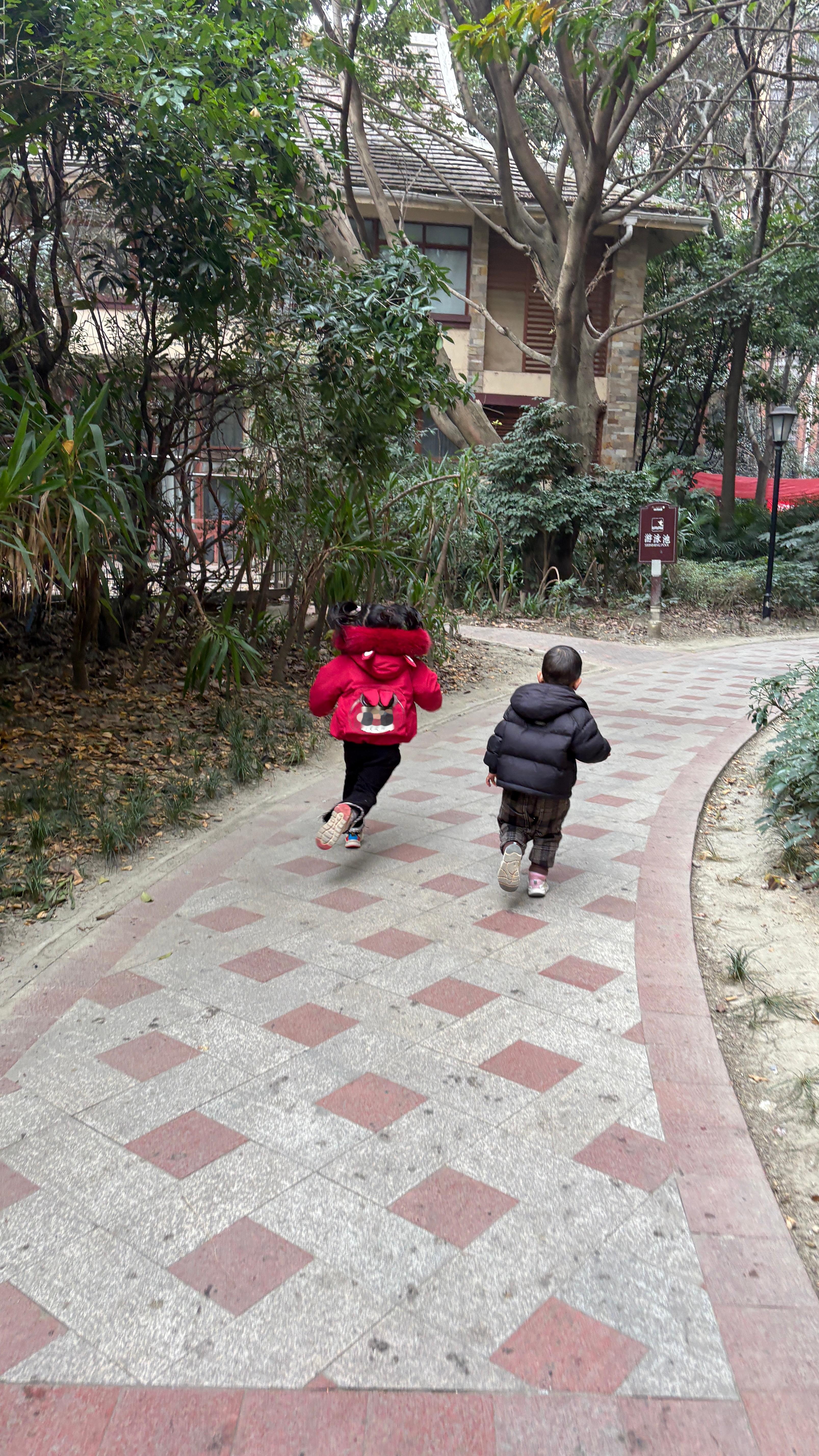 🥶大冷天的还要出门溜小孩～（不想回家的原因之一）