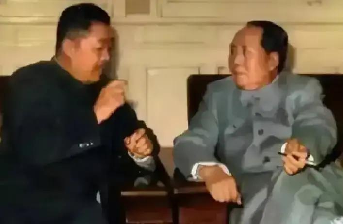 1954年，贺龙当上国务院副总理，一次会议上，他和毛主席坐在一起抽烟，瞅着周围人都端着茶水，贺龙忍不