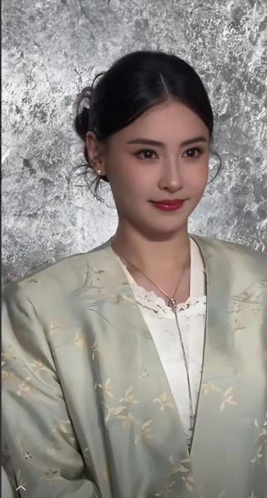 张柏芝在景德镇出席活动的照片来看，谁也不敢相信她是一个四十多岁的女人，这脸蛋，这