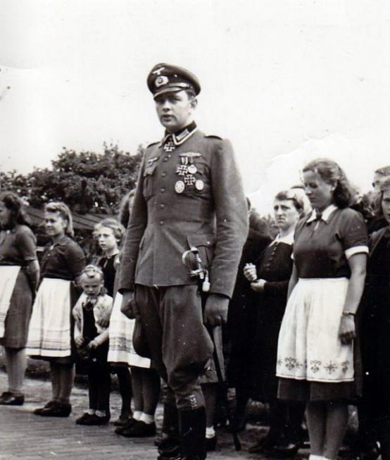 第三帝国的狠人：赫尔曼·坦佐斯。1944年，他奉命撤退，但他无视命令，与两名炮兵